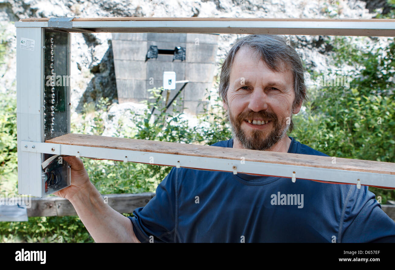 Biologe Karl Kugelschafter präsentiert seine Foto-Falle vor einem Eingang von Fledermäuse in Bad Segeberg, Deutschland, 13. Mai 2012 verwendet. Mit der Falle kann nachgewiesen werden, dass auf der größten Winterschlaf Orte für die seltene Bechstein-Fledermaus in Kalkberg. Foto: Markus Scholz Stockfoto