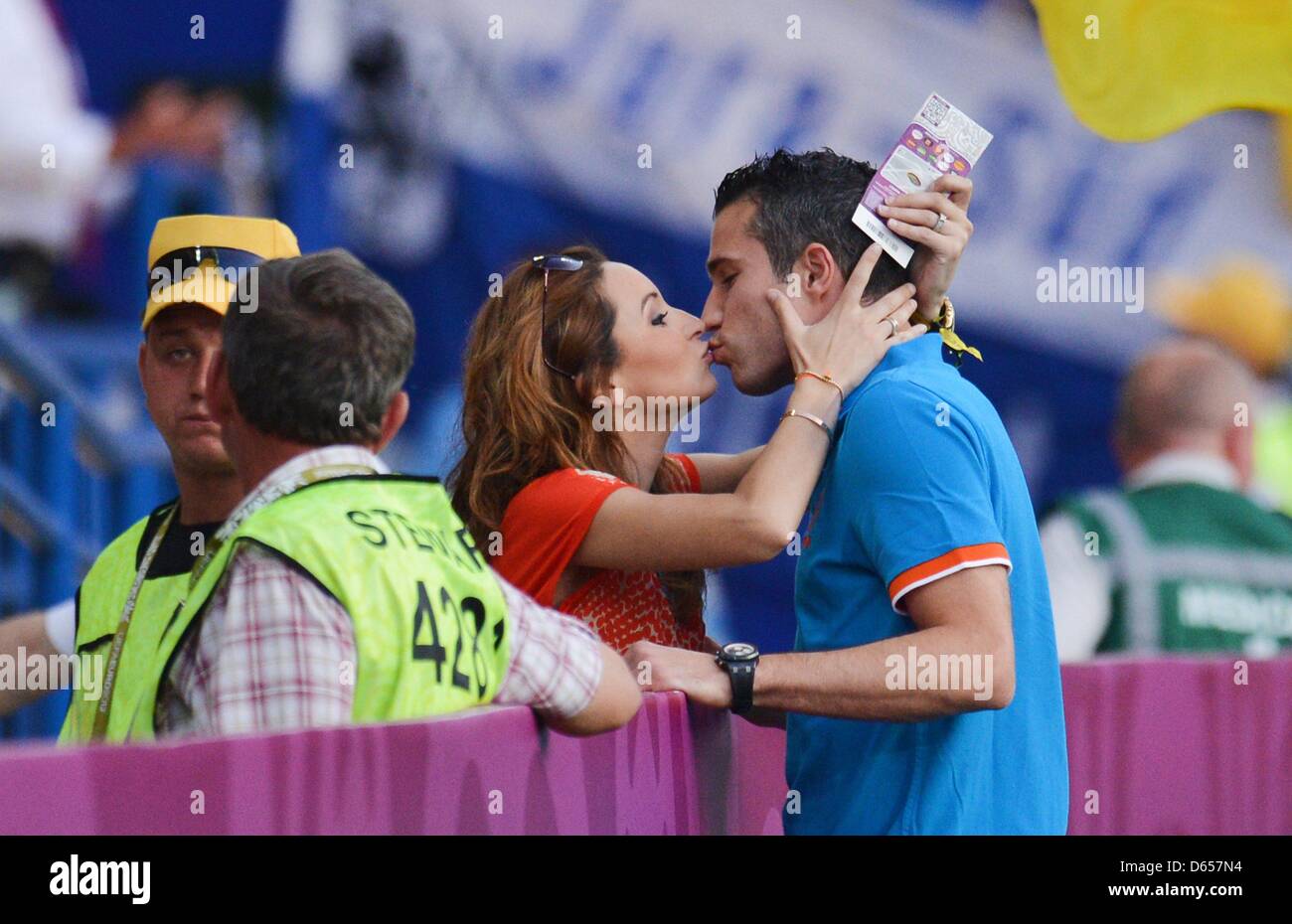 Des Niederlanden Robin van Persie und seine Frau Bouchra Kuss vor der UEFA EURO 2012-Gruppe B Fußballspiel Holland gegen Deutschland im Metalist Stadium in Charkiw, Ukraine, 13. Juni 2012. Foto: Thomas Eisenhuth Dpa (siehe Kapitel 7 und 8 der http://dpaq.de/Ziovh für die UEFA Euro 2012 Geschäftsbedingungen &) +++(c) Dpa - Bildfunk +++ Stockfoto