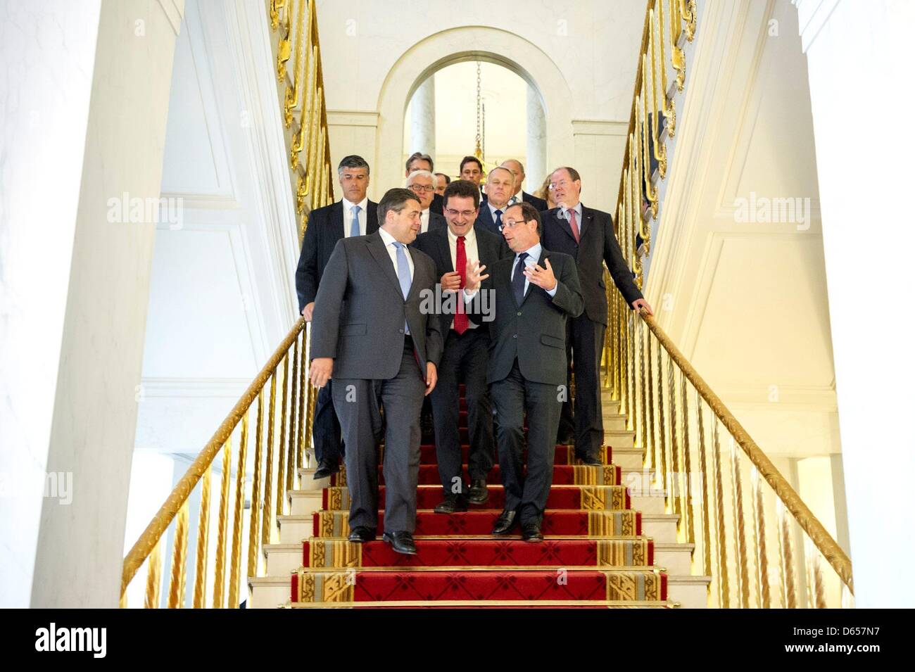 HANDOUT - Der SPD-Vorsitzende Sigmar Gabriel (l) Im Gespräch Mit Dem beschäftigte Präsidenten Francois Hollande (r) bin Mittwoch (13.06.2012)im Elysee-Palast in Paris Nach Dem Einstündigem Gespräch (der Mann Dazwischen ist Nicht Identifiziert). Rechts Hinten Peer Steinbrück, Frank-Walter Steinmeier, der Vorsitzende der SPD-Bundestagsfraktion (Hinten 2.v.l.), Und der französischen Re Stockfoto