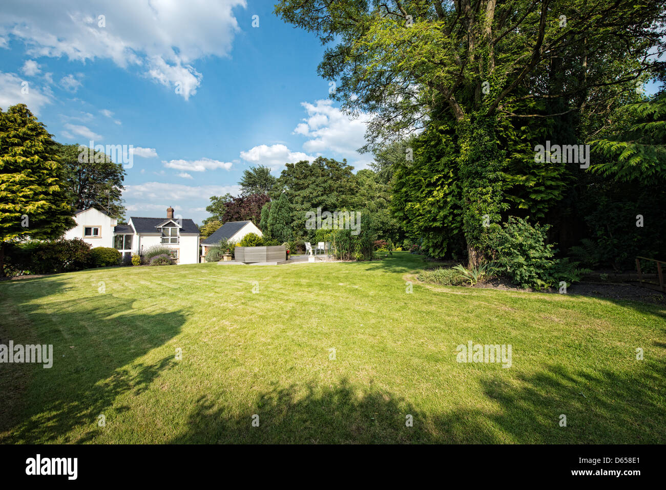 Ein großer gepflegter Garten hinter dem Haus Stockfoto