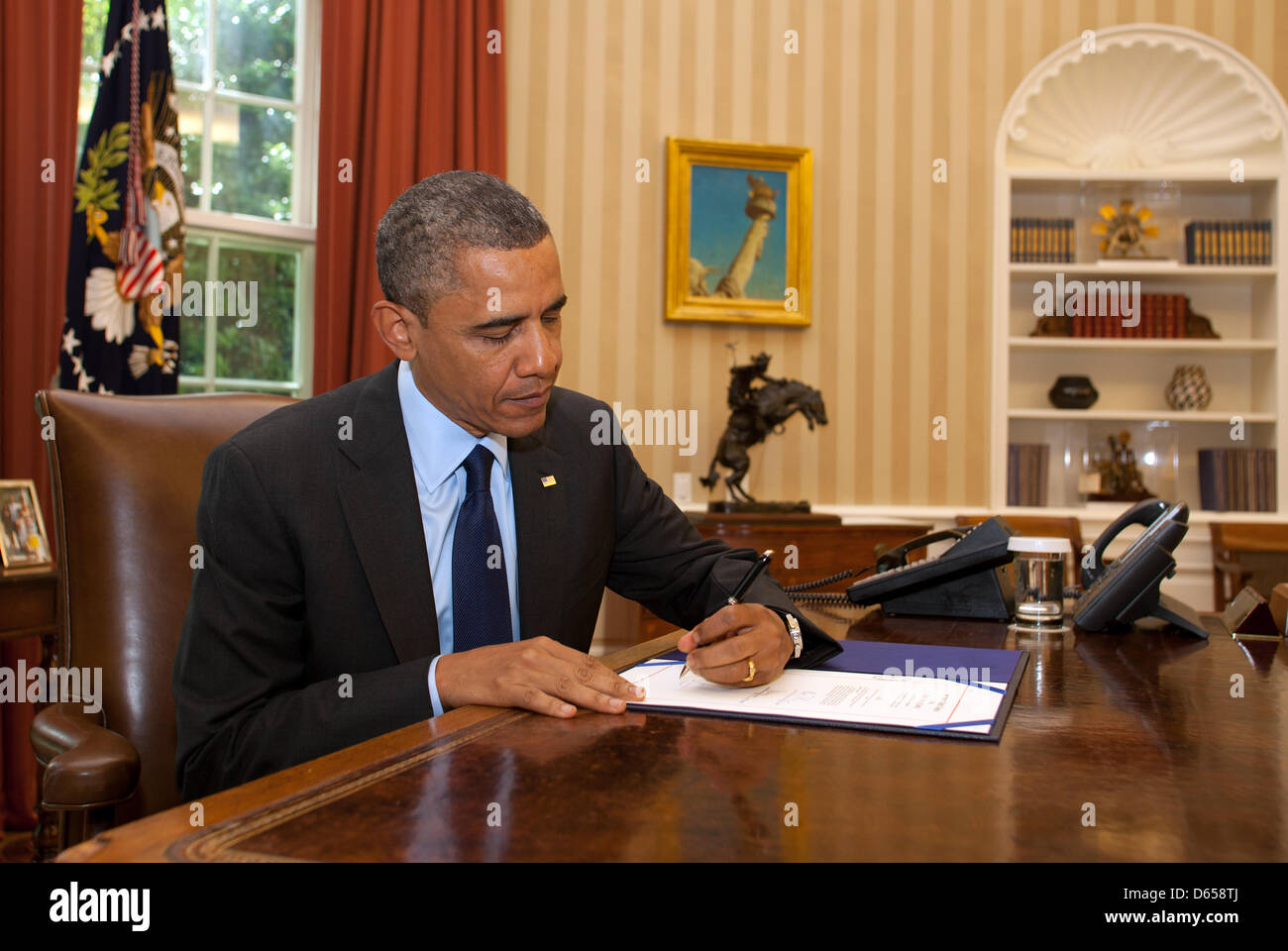 US-Präsident Barack Obama unterzeichnet S.3261, vergaben für große Luftbetankungsflugzeuge im Oval Office des weißen Hauses in Washington, D.C. am Mittwoch, 13. Juni 2012. Die Rechnung wird Amerikas Fähigkeit, Waldbrände zu bekämpfen, durch die Aktivierung der Forstdienst zu beschleunigen, die Auftragsvergabe für die nächste Generation von Luftbetankungsflugzeuge für Wildfire Unterdrückung unterstützen... Bildnachweis: Martin Simon / Stockfoto