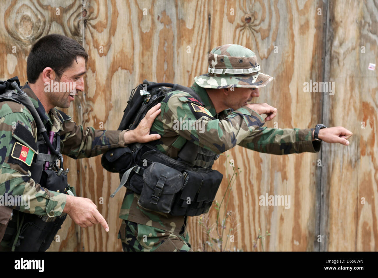 Afghan National Army Commandos mit der 1st Special Operations Kandak vorzubereiten, eine Tür zu verletzen, während des Trainings 8. April 2013 in Behsud District, Provinz Nangarhar, Afghanistan. Stockfoto