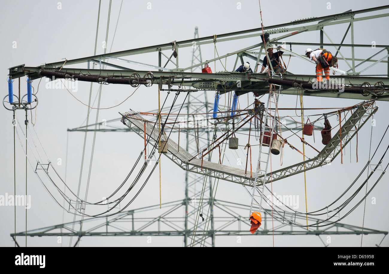 Mechanik montieren einen macht-Pylon in der Nähe von Witten, Deutschland, 14. Juni 2012. Entwicklung und Modernisierung des Stromnetzes gilt a wichtige Voraussetzung für die sogenannten Energie-Wende. Foto: Bernd Thissen Stockfoto