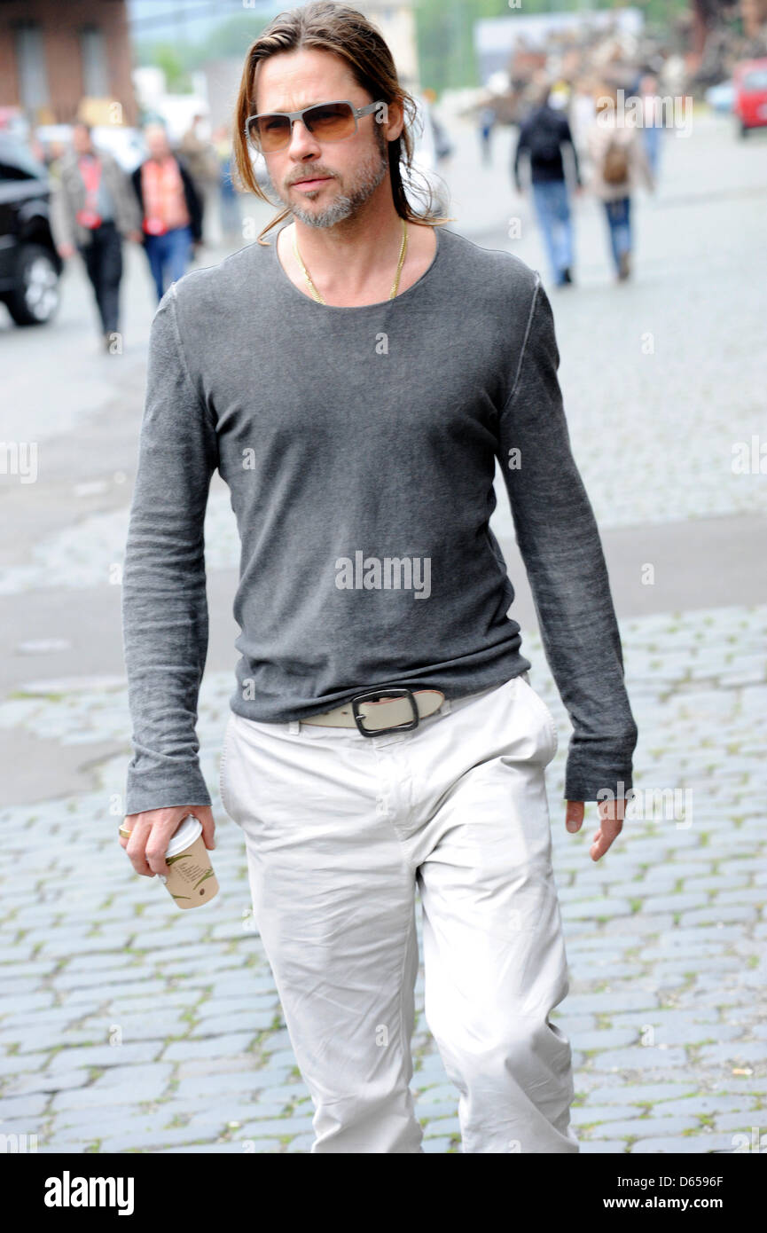US-Schauspieler Brad Pitt geht durch die Stadt Kassel, Deutschland, 14. Juni 2012. Der weltberühmte Schauspieler Besuche privat die Documenta (13). Foto: Nils Klinger Stockfoto