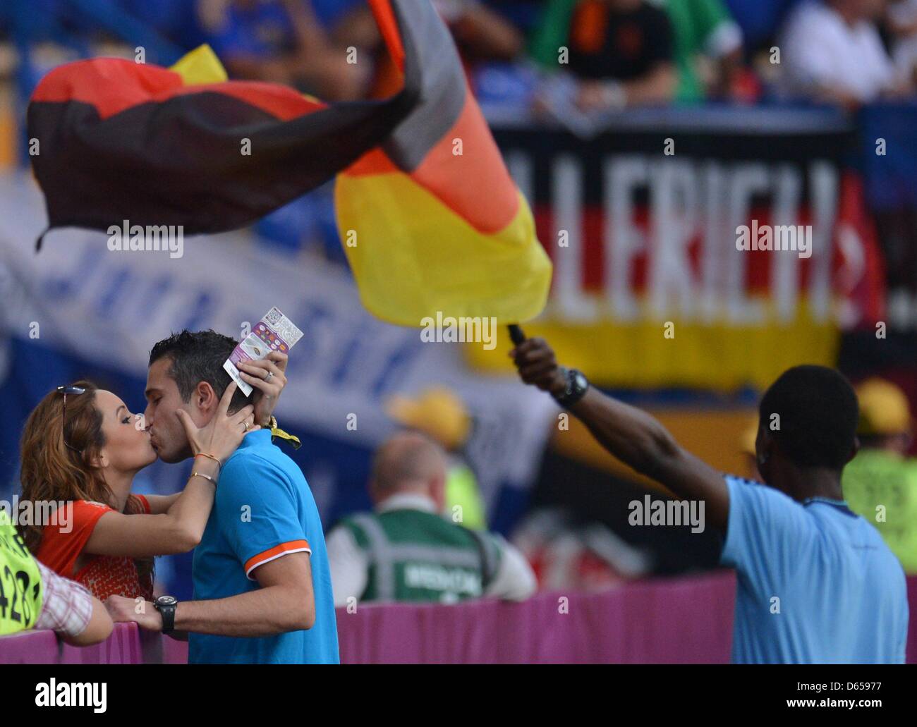 Des Niederlanden Robin van Persie und seine Frau Bouchra Kuss vor der UEFA EURO 2012-Gruppe B Fußballspiel Holland gegen Deutschland im Metalist Stadium in Charkiw, Ukraine, 13. Juni 2012. Foto: Thomas Eisenhuth Dpa (siehe Kapitel 7 und 8 der http://dpaq.de/Ziovh für die UEFA Euro 2012 Geschäftsbedingungen &) Stockfoto