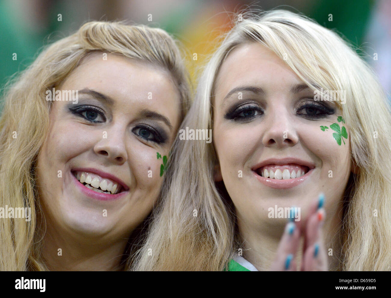 Irische Fans Lächeln vor der UEFA EURO 2012-Gruppe C-Fußball Spiel Spanien Vs Irland im Arena Gdansk in Danzig, Polen, 14. Juni 2012. Foto: Andreas Gebert Dpa (siehe Kapitel 7 und 8 der http://dpaq.de/Ziovh für die UEFA Euro 2012 Geschäftsbedingungen &) +++(c) Dpa - Bildfunk +++ Stockfoto