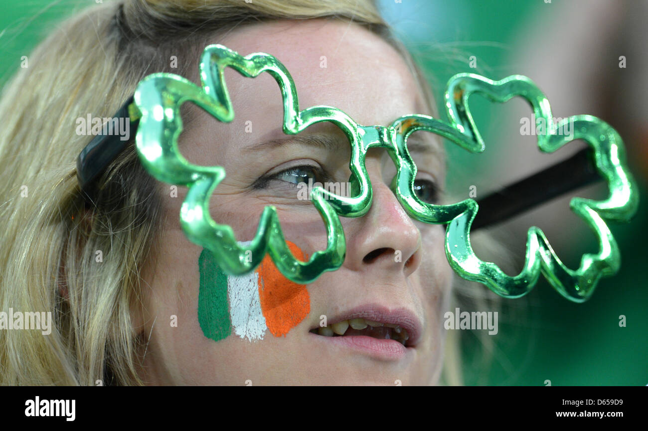 Eine irische Unterstützer jubeln vor der UEFA EURO 2012-Gruppe C Fußball match Spanien Vs Irland im Arena Gdansk in Danzig, Polen, 14. Juni 2012. Foto: Andreas Gebert Dpa (siehe Kapitel 7 und 8 der http://dpaq.de/Ziovh für die UEFA Euro 2012 Geschäftsbedingungen &) +++(c) Dpa - Bildfunk +++ Stockfoto