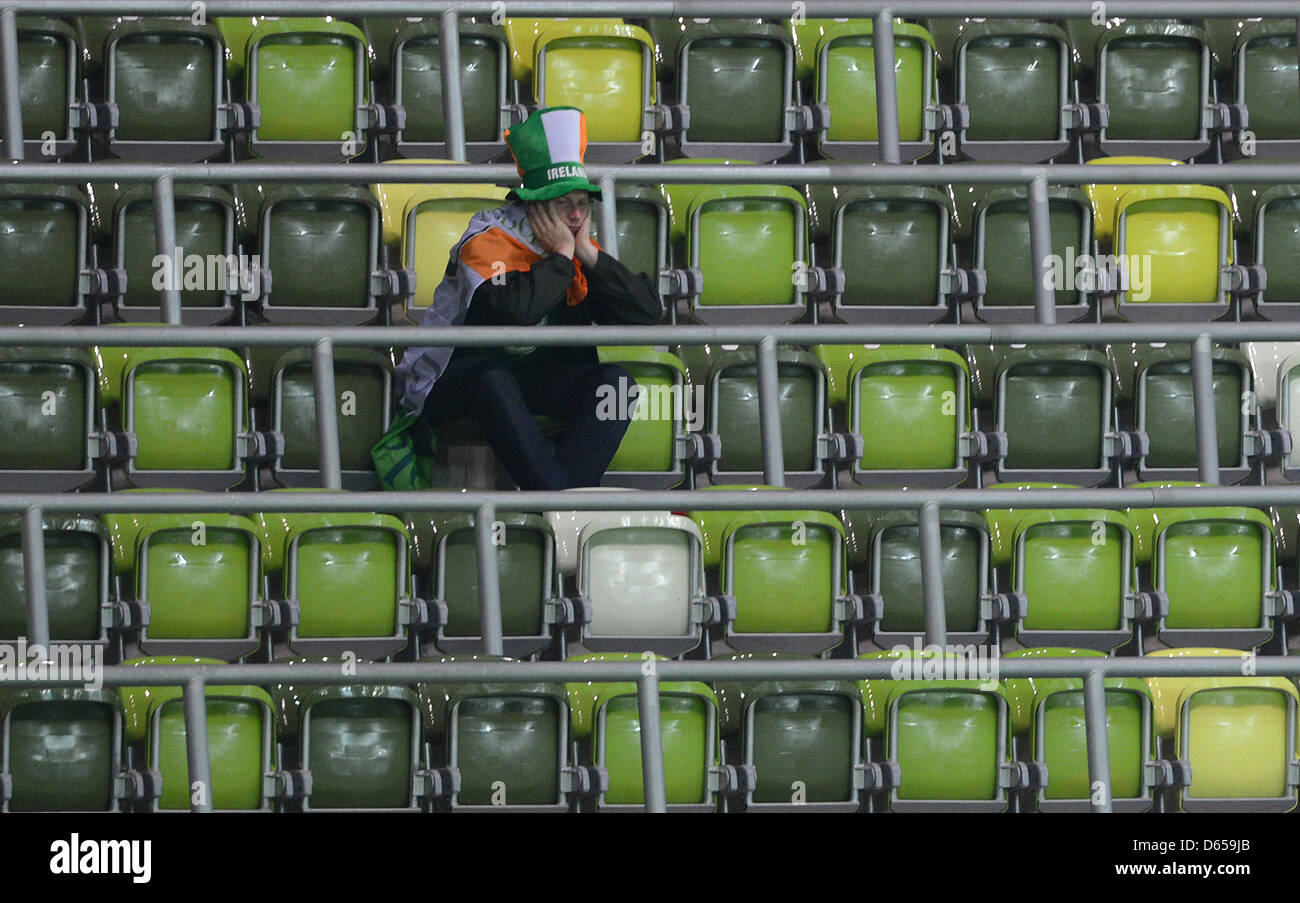 Ein irischer Anhänger sitzt auf der Tribüne nach der UEFA EURO 2012-Gruppe C Fußballspiel Spanien Vs Irland im Arena Gdansk in Danzig, Polen, 14. Juni 2012. Foto: Marcus Brandt Dpa (siehe Kapitel 7 und 8 der http://dpaq.de/Ziovh für die UEFA Euro 2012 Geschäftsbedingungen &) +++(c) Dpa - Bildfunk +++ Stockfoto