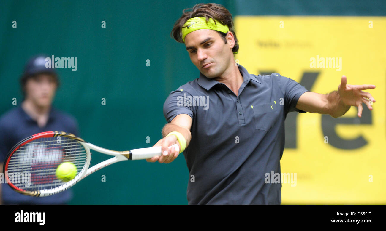 Schweizer Tennisspieler Roger Federer bei den Gerry Weber Open in Halle, Deutschland, 14. Juni 2012 spielt. Foto: Christian Weische Stockfoto