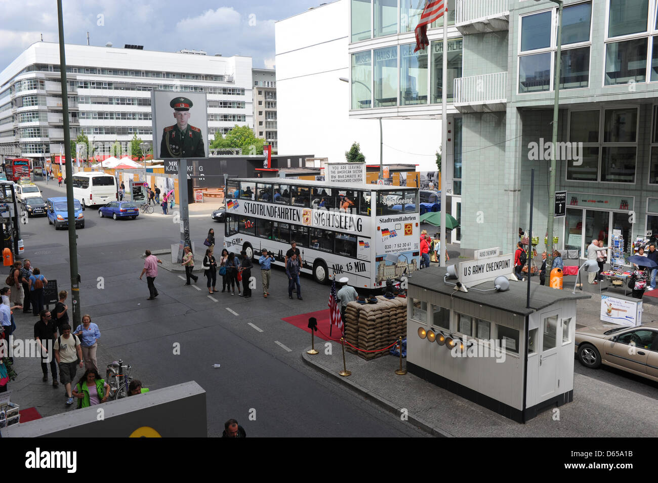 Ehemalige Berliner Mauer-Grenzübergang Checkpoint Charlie in der Friedrichstraße in Berlin, Deutschland, 12. Juni 2012. Mehr als 20 Jahre nach der deutschen Wiedervereinigung ist Grenzübergang eine primäre Touristenattraktion geworden, wo das "Mauermuseum" (Checkpoint-Charlie-Museum) und einem rekonstruierten Wachhaus an seiner Geschichte erinnern. Foto: Jens Kalaene Stockfoto