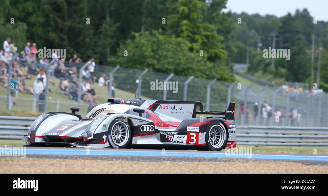 Die LMP1-Klasse Audi R18 Ultra des Audi Sport Team Joest mit Fahrer Timo Bernhard, Romain Dumas und Loic Duval in Aktion während der Qualifikation für die 80. 24 Stunden Rennen von Le Mans auf dem Circuit De La Sarthe in Le Mans, Frankreich 14. Juni 2012. Foto: Florian Schuh dpa Stockfoto