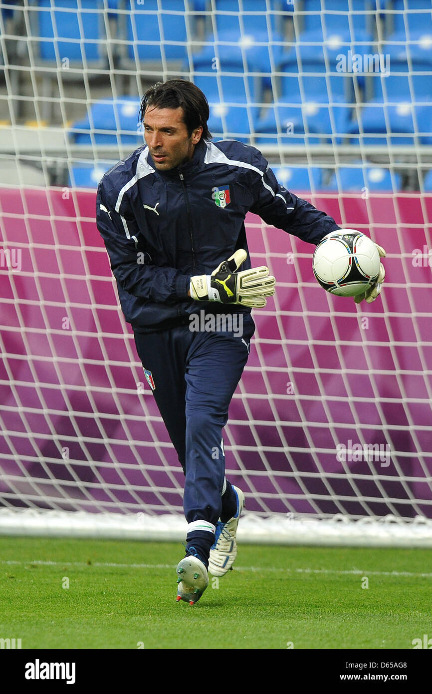 Italiens Gianluigi Buffon Praktiken für die Euro 2012 im Stadion Miejski in Posen, Polen, 13. Juni 2012. Foto: Revierfoto Stockfoto