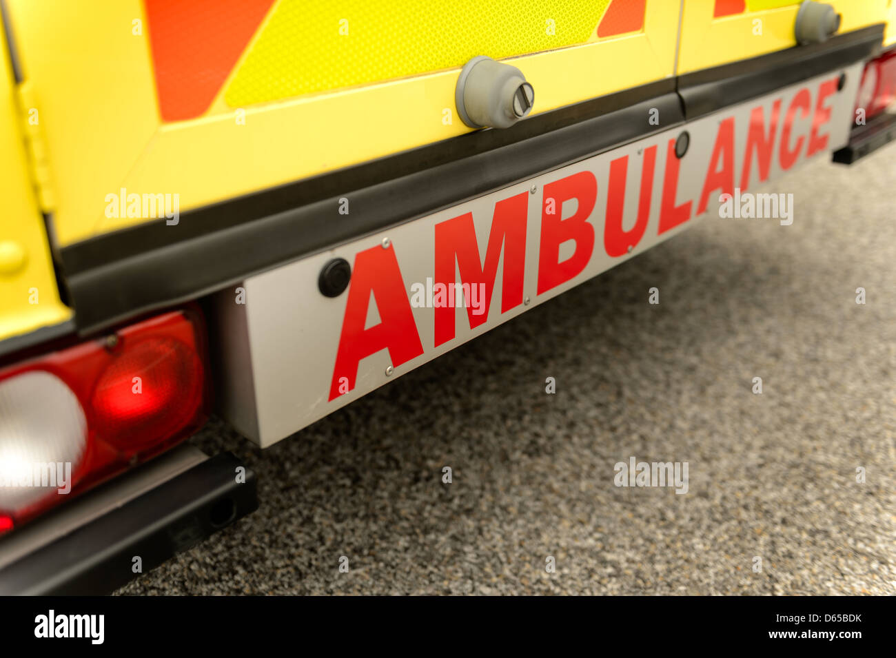 Rückseite mit Blick auf gelben Krankenwagen Auto Schriftzug Stockfoto