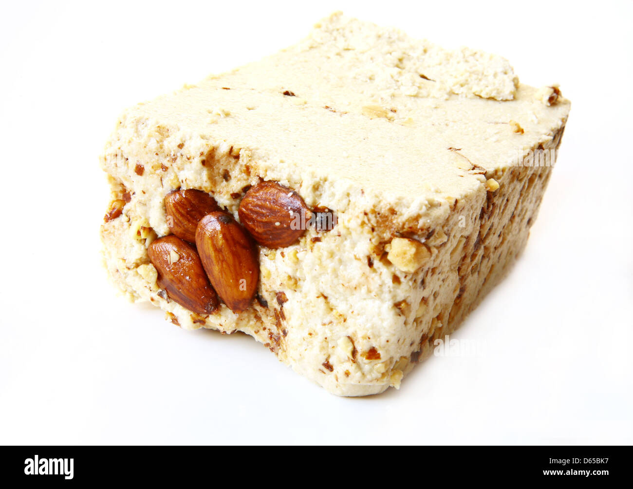 Sesam Halva mit Mandeln auf weißem Hintergrund Stockfoto