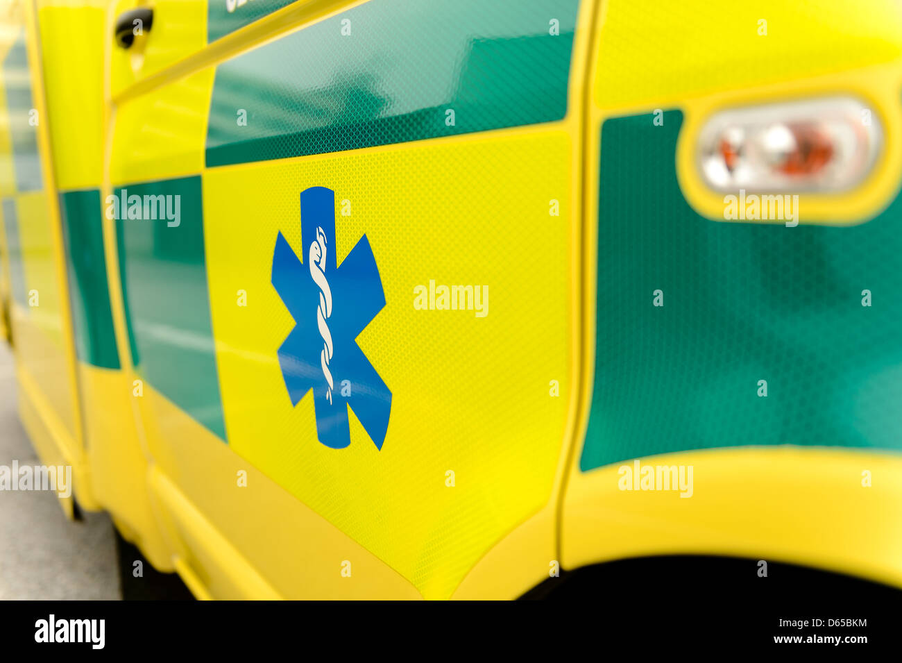 Sanitäter-Symbol auf gelben Krankenwagen Stockfoto