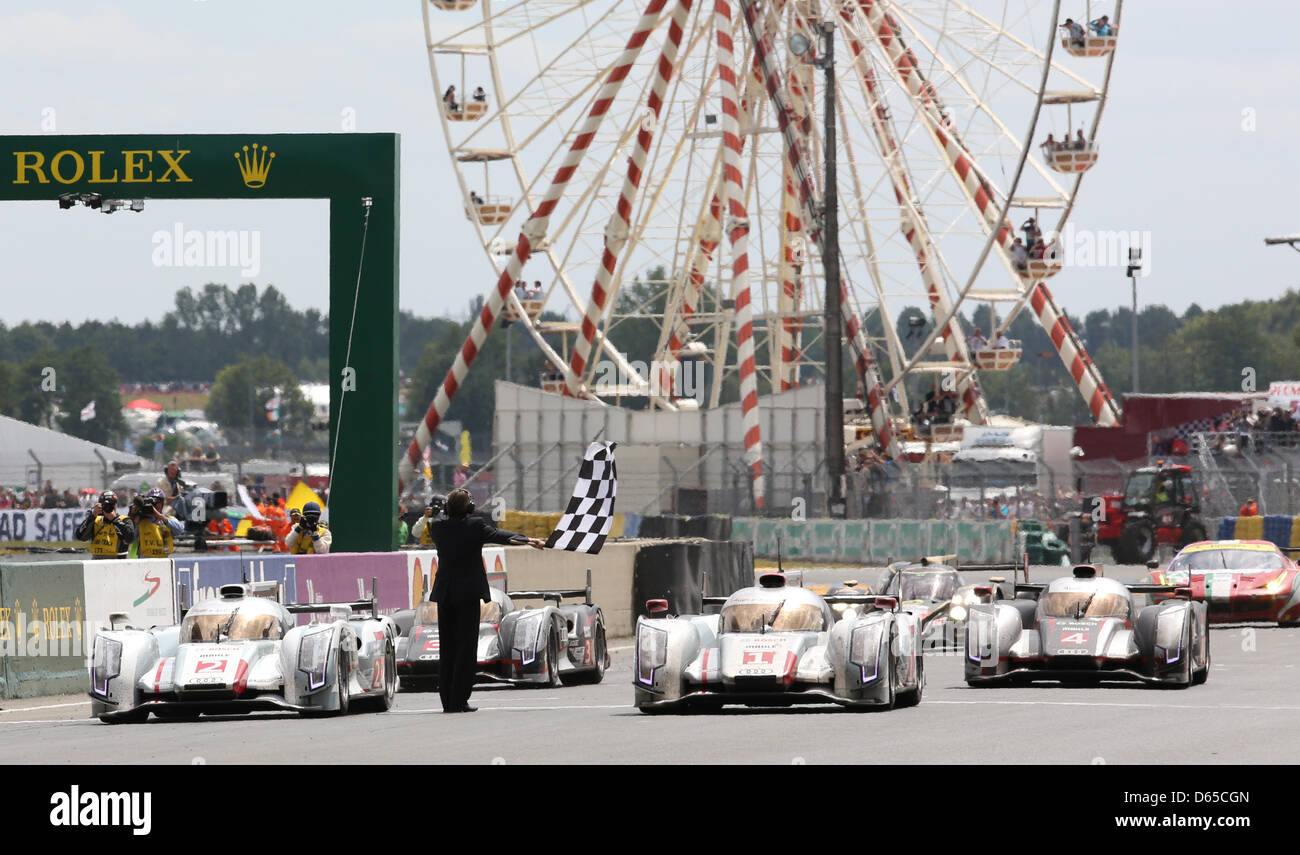 Die vier Audi-Rennwagen sind die Ziellinie gemeinsam am Ende der 80. 24 Stunden Rennen von Le Mans auf dem Circuit De La Sarthe in Le Mans, Frankreich, 17. Juni 2012. Foto: Florian Schuh Dpa +++(c) Dpa - Bildfunk +++ Stockfoto