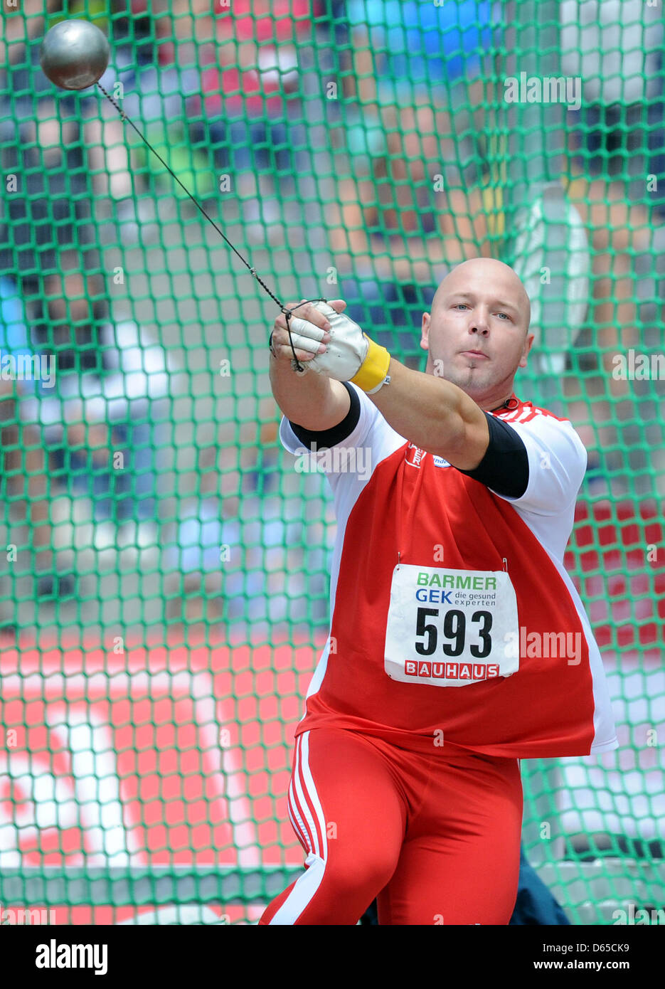 Deutsche Leichtathletin, die Markus Esser im Finale der Herren Hammer konkurriert werfen Event bei den deutschen sportlichen Meisterschaften im Lorheide-Stadion in Bochum, Deutschland, 17. Juni 2012. Er gewann den Titel aber noch nicht für die Olympischen Spiele qualifizieren konnte. Foto: Caroline Seidel Stockfoto