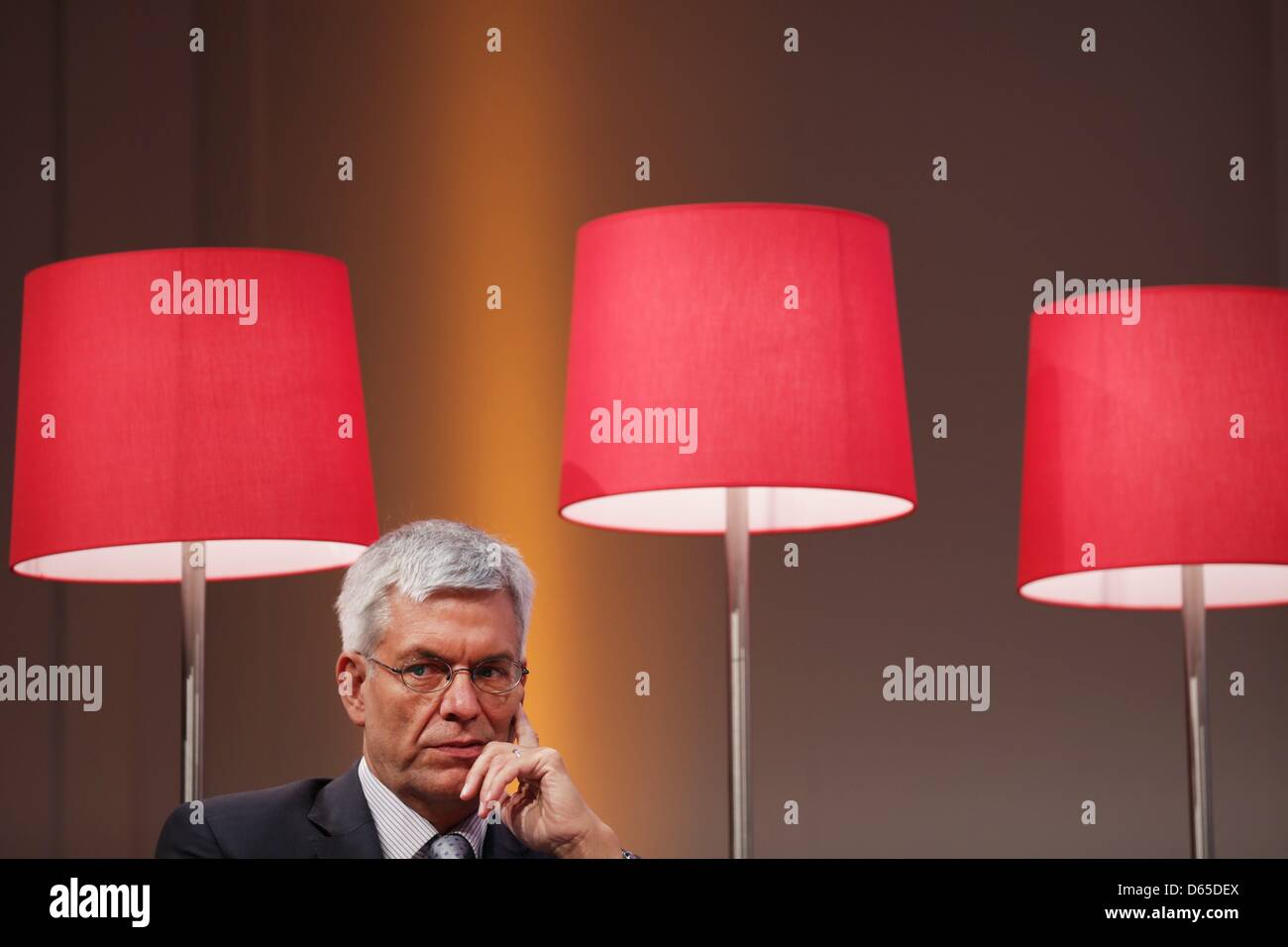 Direktor des deutschen öffentlich-rechtlichen ZDF, Thomas Bellut, sitzt auf dem Podium während einer Diskussion an das Medienforum NRW in Köln, Deutschland, 18. Juni 2012. Das Medienforum findet statt unter dem Motto "tapfere neue Medienwelt: verbunden, öffnen, mobile" und läuft bis 20. Juni 2012. Das Forum konzentriert sich auf Fernsehen, Publishing, Digital und Film. Foto: Rolf Vennenb Stockfoto