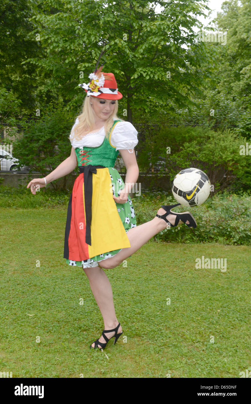 TV-Moderatorin Jessica Kastrop stellt ein Dirndl (traditionelle Alpine bäuerliche Tracht) in den deutschen Nationalfarben anlässlich der Euro 2012 im Garten des Generalkonsulats der Republik Polen in München, 1. Juni 2012. Foto: Felix Hoerhager Stockfoto