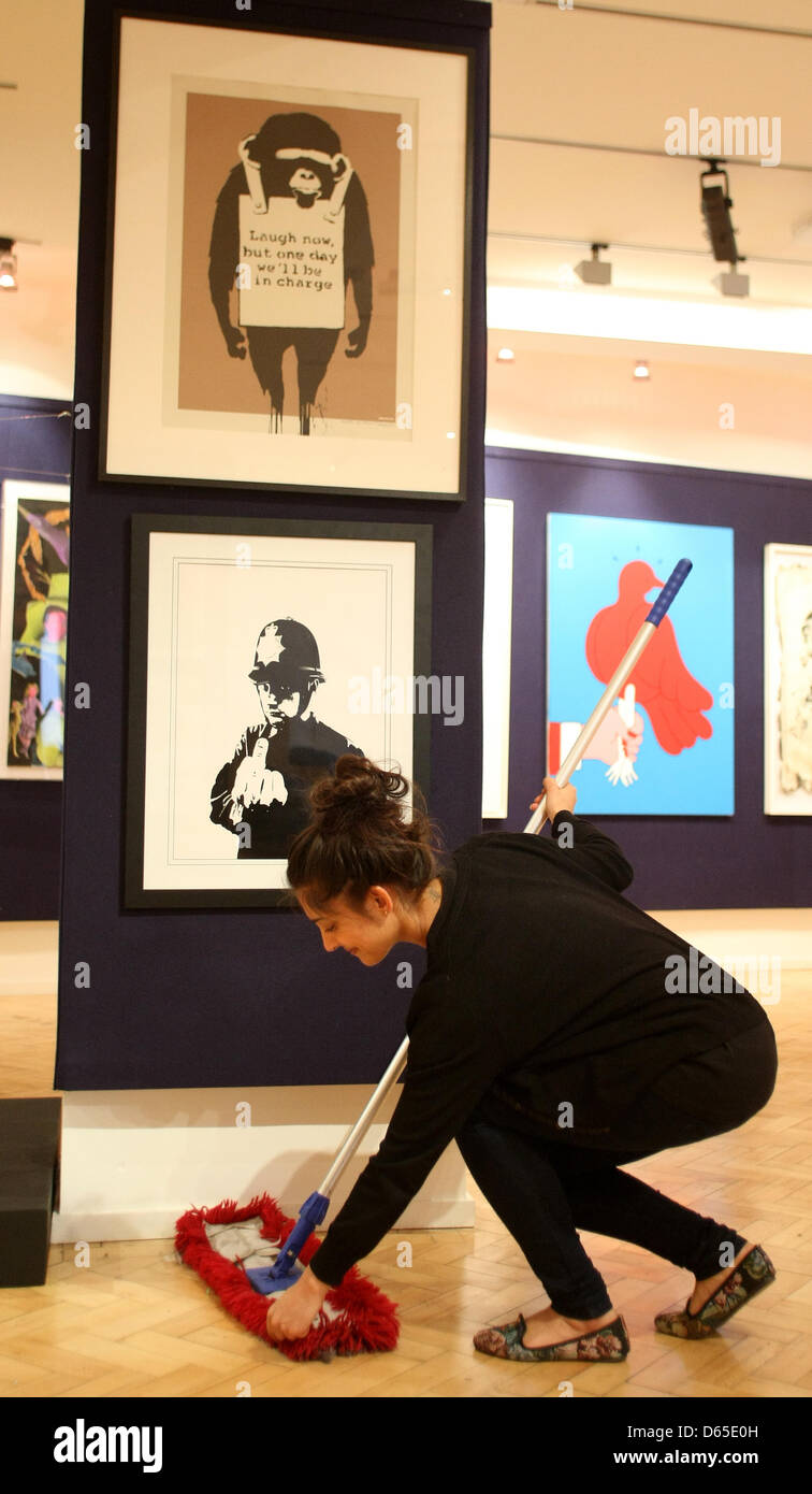 BANKSY Kunstwerk bei BONHAMS Auktion URBAN ART Auktion BOND STREET LONDON ENGLAND UK 12. April 2013 Stockfoto