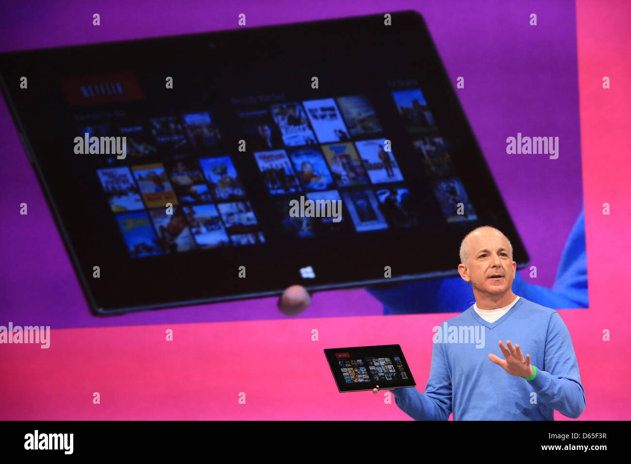 HANDOUT - Steven Sinofsky, Präsident von Windows und Windows Live Division bei Microsoft, zeigt die neue Oberfläche, Microsoft s neueste Familie von PCs für Windows auf einer Veranstaltung in Hollywood Kalifornien, USA, 18. Juni 2012. Microsoft kündigte seinen ersten selbst-eingebrannten Computer Montag - ein schlankes Tablettgerät namens die Oberfläche, die Besonderheiten an Apples Genre-Definition zu haben schien Stockfoto