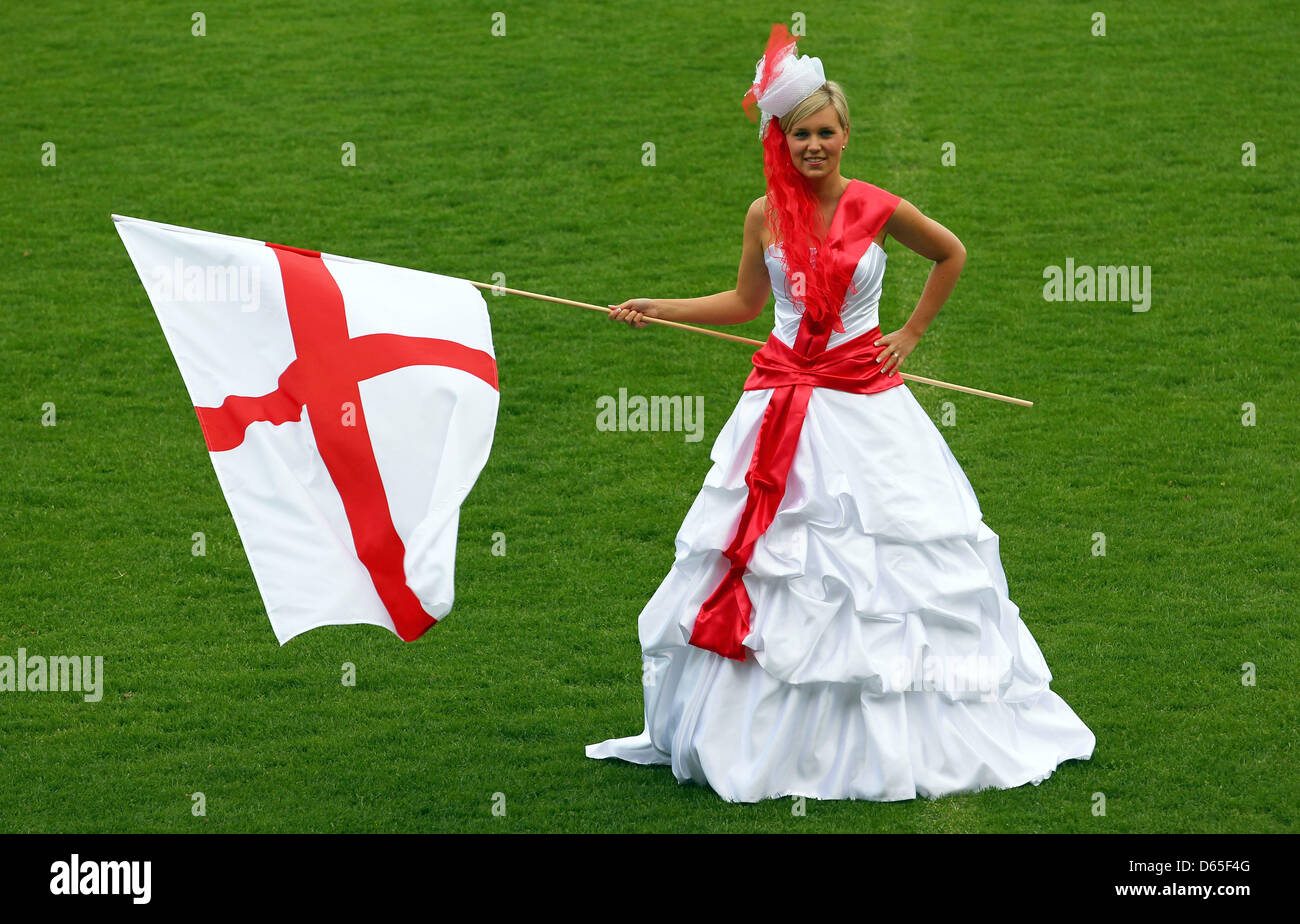 Die Engländer Ballkleid von Mode-Designer präsentierten Offenborn im Stadion Lohmuele in Lübeck, 29. Mai 2012. Models präsentierten die Kleider in den Landesfarben der Teilnehmerländer der UEFA Euro 2012 entworfen. Foto: Jens Büttner Stockfoto