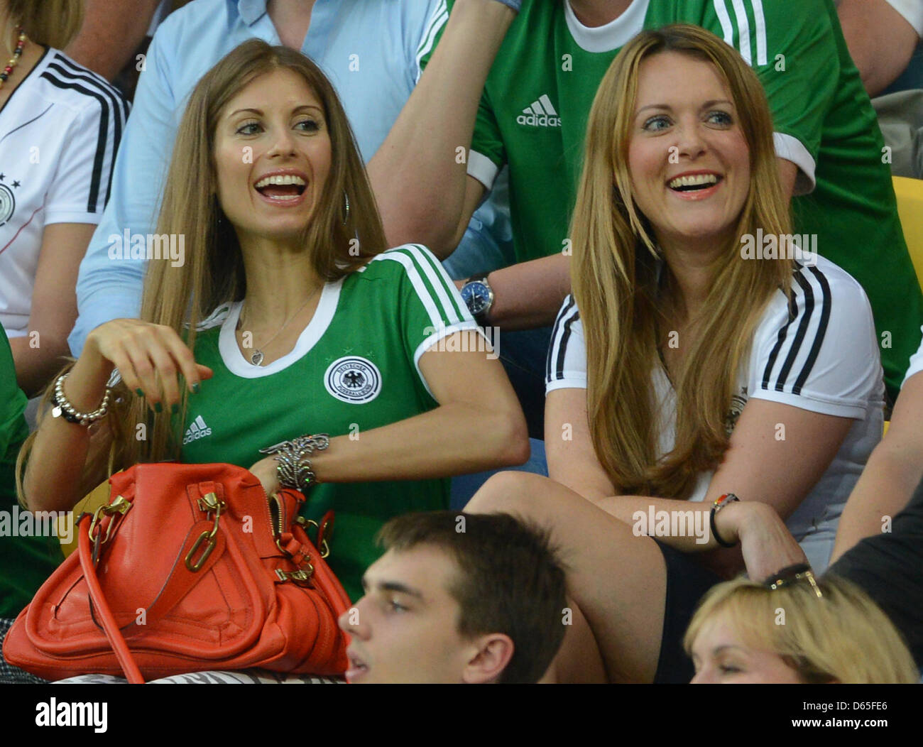 Cathy Fischer (L), Freundin von Deutschlands Mats Hummels, vor der UEFA EURO 2012-Gruppe B-Fußballspiel Dänemark Vs Deutschland Arena Lemberg in Lviv, Ukraine, 17. Juni 2012. Foto: Marcus Brandt Dpa (siehe Kapitel 7 und 8 der http://dpaq.de/Ziovh für die UEFA Euro 2012 Geschäftsbedingungen &) Stockfoto