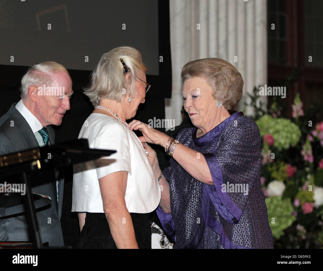 Königin Beatrix mit Preisträger Clemens van der Ven und seine Frau Neeltje - Königin Beatrix bei der Verleihung des silbernen Nelke (Zilveren Anjers) der Stiftung Prinz Bernard Kultur im königlichen Palast in Amsterdam. Die silberne Nelke wird jährlich an Personen verliehen, die freiwillig für Kultur und Naturschutz arbeiten. Amsterdam, Niederlande, 19. Juni 2012. Pho Stockfoto