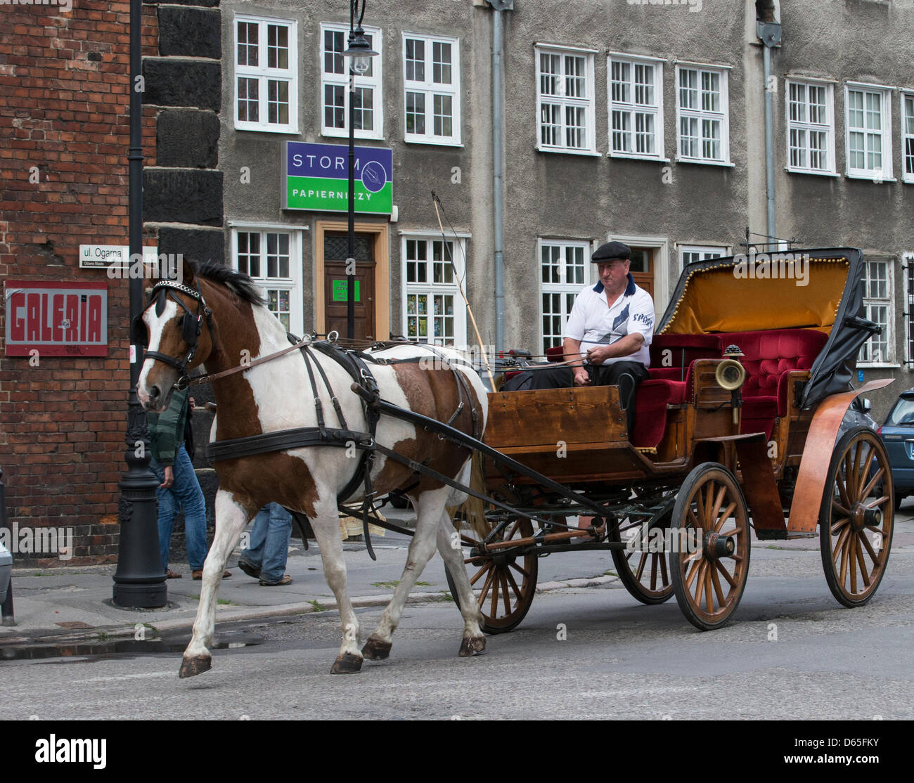 Eine Kutsche Fahrt Durch Die Altstadt In Danzig Polen 17 Juni