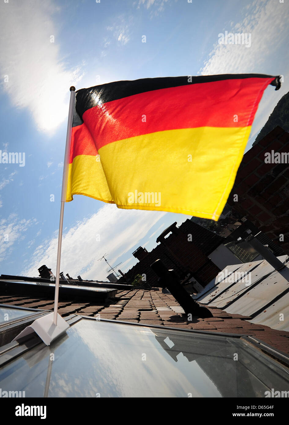 Eine Deutschland-Flagge weht am Fenster in Stuttgart, Deutschland, 15. Juni 2012. Drei Brüder haben eine neue Fahnenhalter entwickelt, die Garantien an Windows besser halten. Foto: Jan-Philipp Strobel Stockfoto