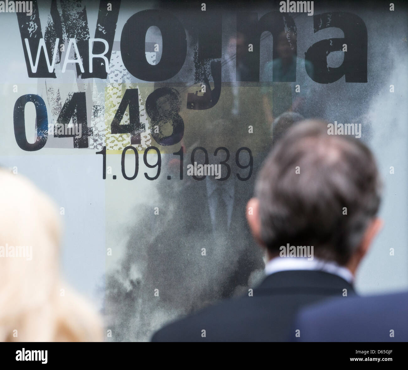 Präsident des deutschen Fußball-Bund DFB, besucht Wofgang Niersbach eine Open-Air-Ausstellung im WWII-Museum der Küste Verteidiger Westerplatte in Gdansk, Polen, 20 Juni 2012. Der Halbinsel Westerplatte war der Ort der ersten Schlacht des zweiten Weltkriegs, als deutsche Truppen am 1. September 1939 Polen angegriffen. Foto: Jens Wolf Dpa +++(c) Dpa - Bildfunk +++ Stockfoto