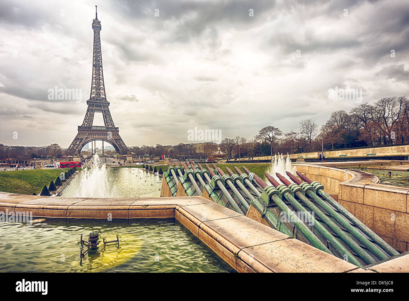 Eiffelturm und Wasserwerfer an einem bewölkten Tag Stockfoto