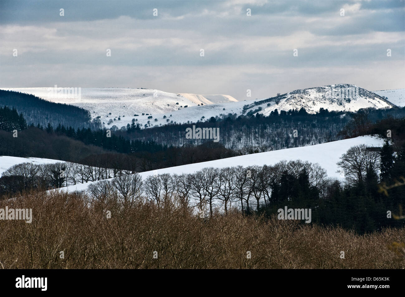Ein Blick von Radnorshire in Richtung Herrock Hill und die entfernten Black Mountains während des harten Spätswinters von 2013 (Powys, UK) Stockfoto