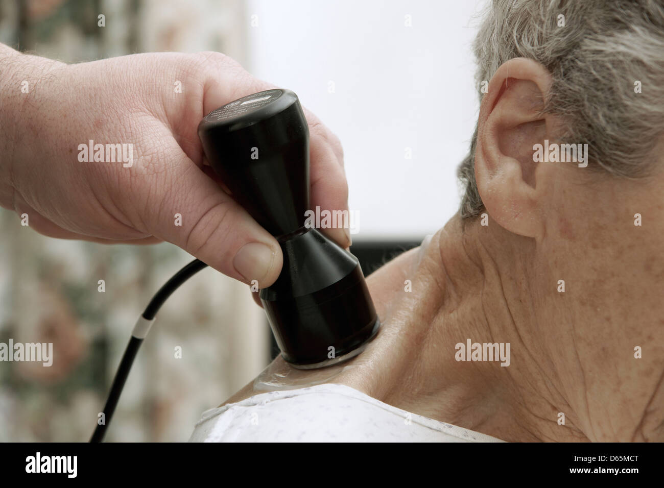 Ältere Frau mit ultra sound physiotherapeutischen Behandlung für eine schmerzende Schulter Stockfoto