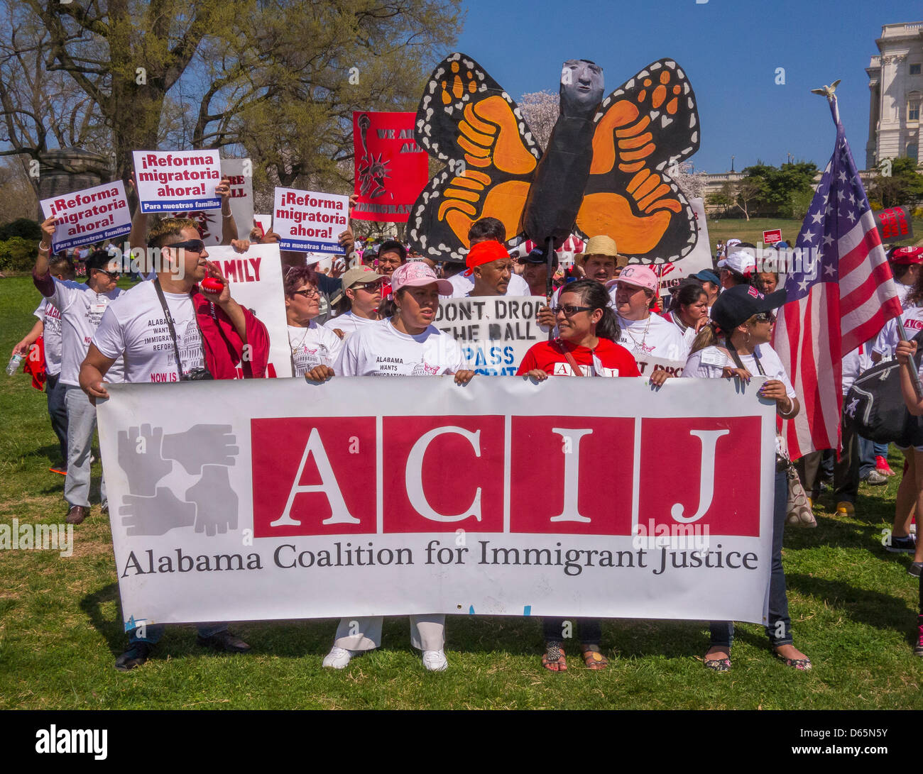 Washington DC, USA. 10. April 2013. Während Immigration Reform Kundgebung am Kapitol halten Demonstranten aus ACIJ Zeichen. Bildnachweis: Rob Crandall / Alamy Live News Stockfoto