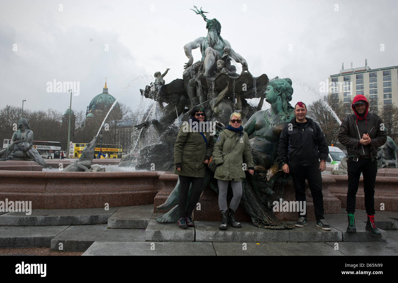 Italienische Touristen haben ihr Bild vor dem Neptunbrunnen in Berlin, Deutschland, 12. April 2013 getroffen. Berliner Dom im Hintergrund zu sehen. 36 Zierbrunnen in Berlin wurden am 20. April 2013 in Betrieb genommen. Foto: JAN-PHILIPP STROBEL Stockfoto
