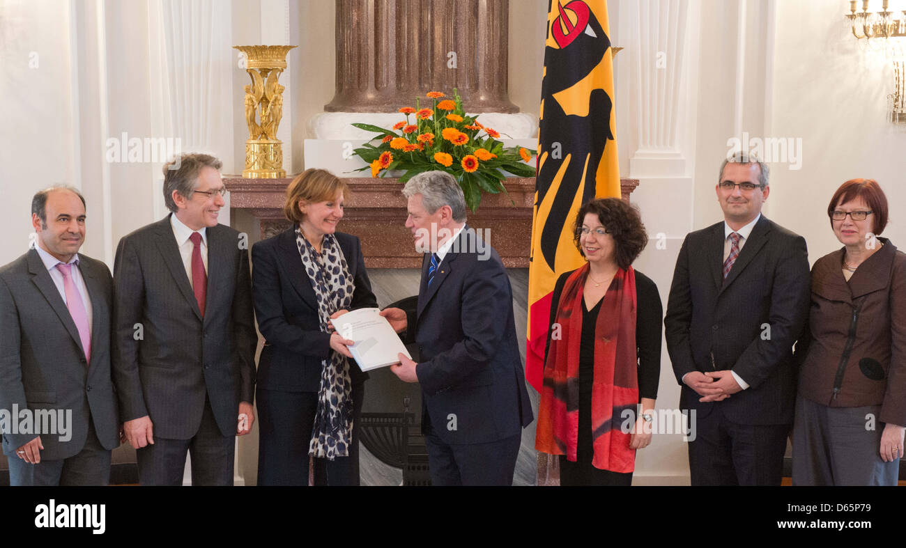 Universitätsprofessorinnen und Universitätsprofessoren Haci Halil Uslucan (L-R) der Universität Duisburg-Essen, Lidger Preis der Ruhr-Universität Bochum, Christine Langenfeld der Universität Göttingen, Bundespräsident Joachim Gauck, Yasemin Karakasoglu der Universität Bremen, Thomas Bauer der Ruhr-Universität Bochum und Ursula Neumann von der Universität Hamburg sind abgebildet, während die Übergabe des Jahresberichts "Erfolgsgeschichte Europa? Konsequenzen und Herausforderungen der EU-weiten Freizügigkeit für Deutschland "von der Sachverständigenrat Deutscher Stiftungen für Integration und Migration im Schloss Bellevue in Berlin, Deutschland, 12. April 2013. PH Stockfoto