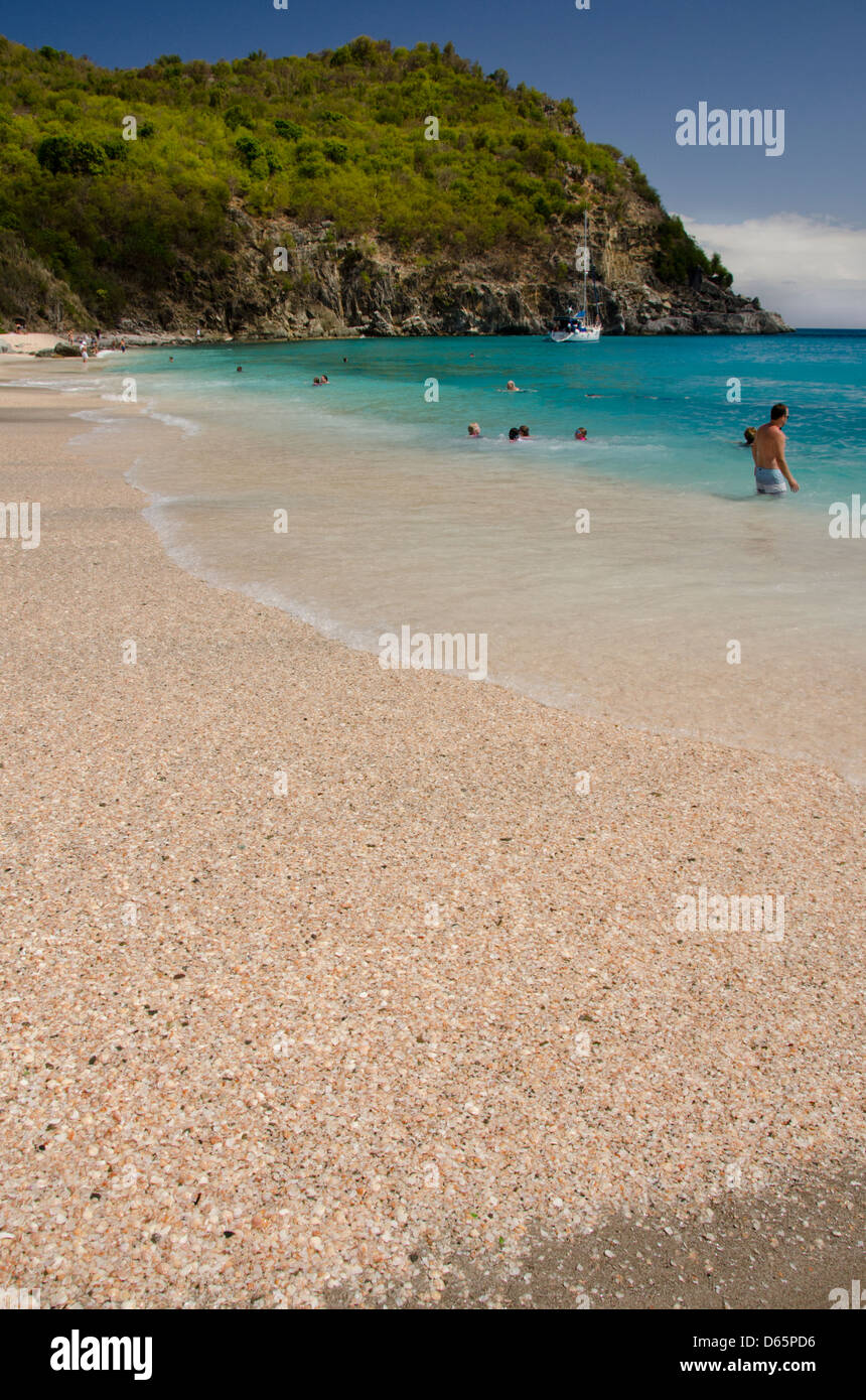 Französische Antillen, Karibik Insel Saint Bartholemy (aka St. Barts). Hauptstadt Stadt Gustavia, Shell Beach. Stockfoto