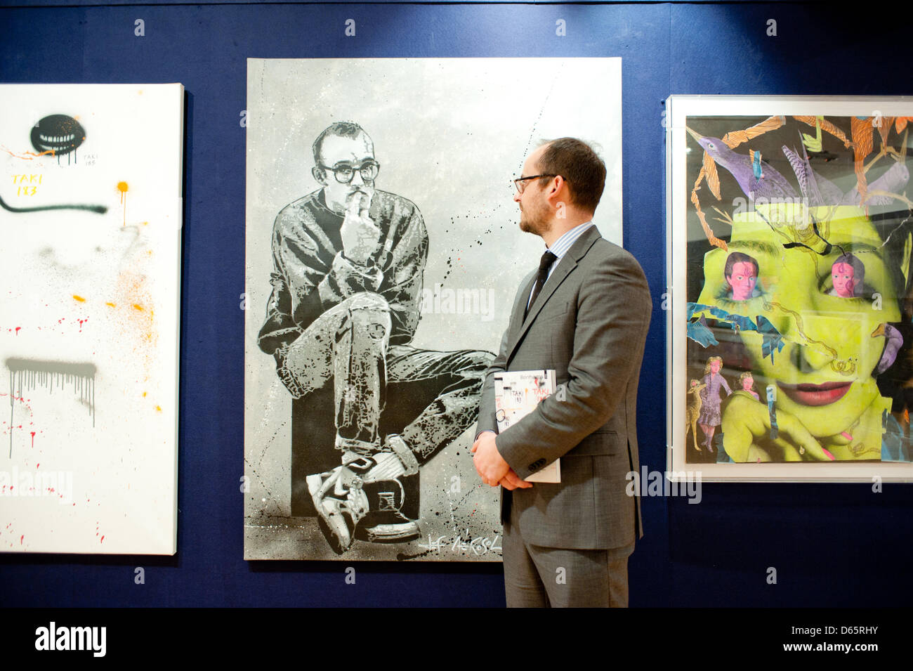 London, UK. 12. April 2013. ein Mitarbeiter von Bonhams stellt neben einer Leinwand von Jef Aerosol mit dem Titel "Keith Haring" während der "Urban Art" Auktionsvorschau bei Bonhams. Bildnachweis: Piero Cruciatti / Alamy Live News Stockfoto