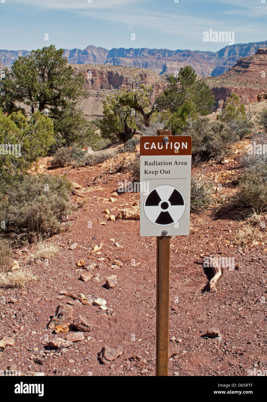 Grand Canyon National Park, Arizona - ein Zeichen warnt Wanderer von einem alten mir auf Hufeisen Mesa aufgrund von Strahlung Bedenken. Stockfoto