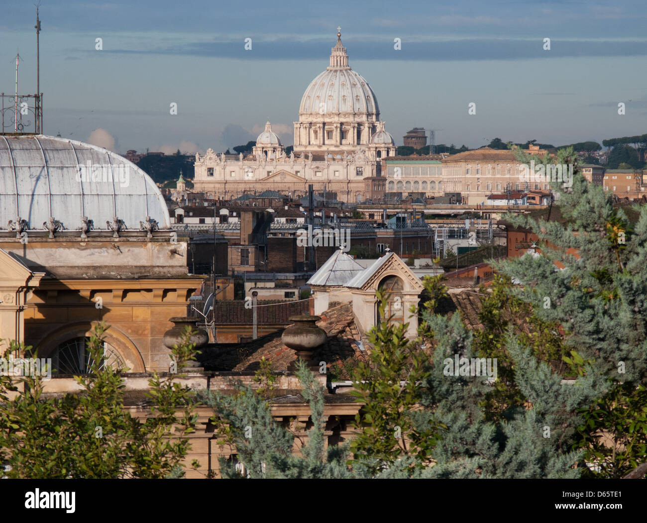 ROM, ITALIEN. Einen erhöhten Blick auf die Tridente Teil der Stadt mit der Basilika St. Peter in der Ferne. 2013. Stockfoto