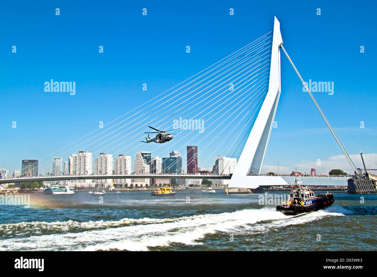 Hubschrauber fliegen in der Nähe der Erasmusbrücke in Rotterdam in den Niederlanden Stockfoto