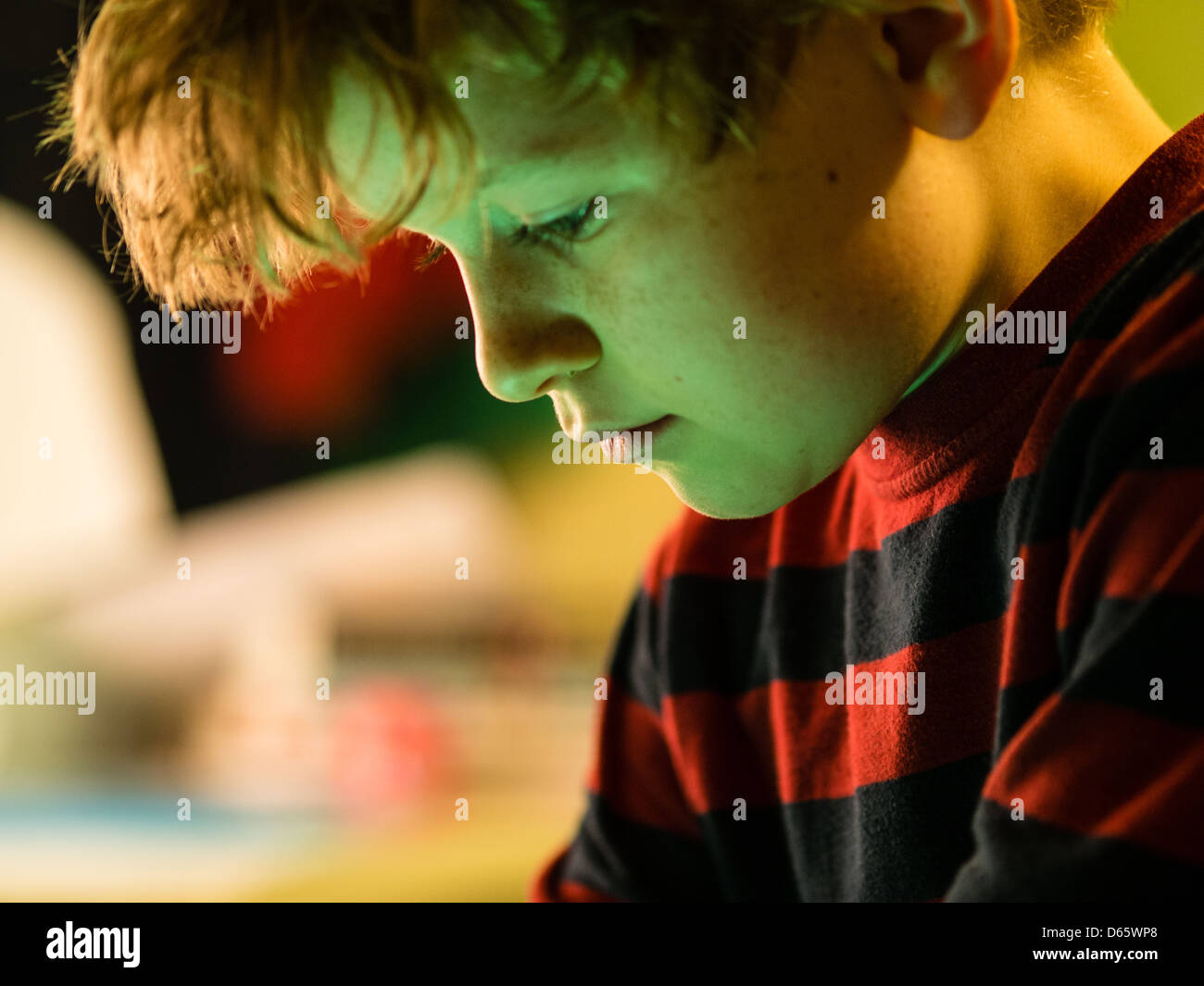 Junge mit Tablet-Computer-Spiele-Konsole Stockfoto