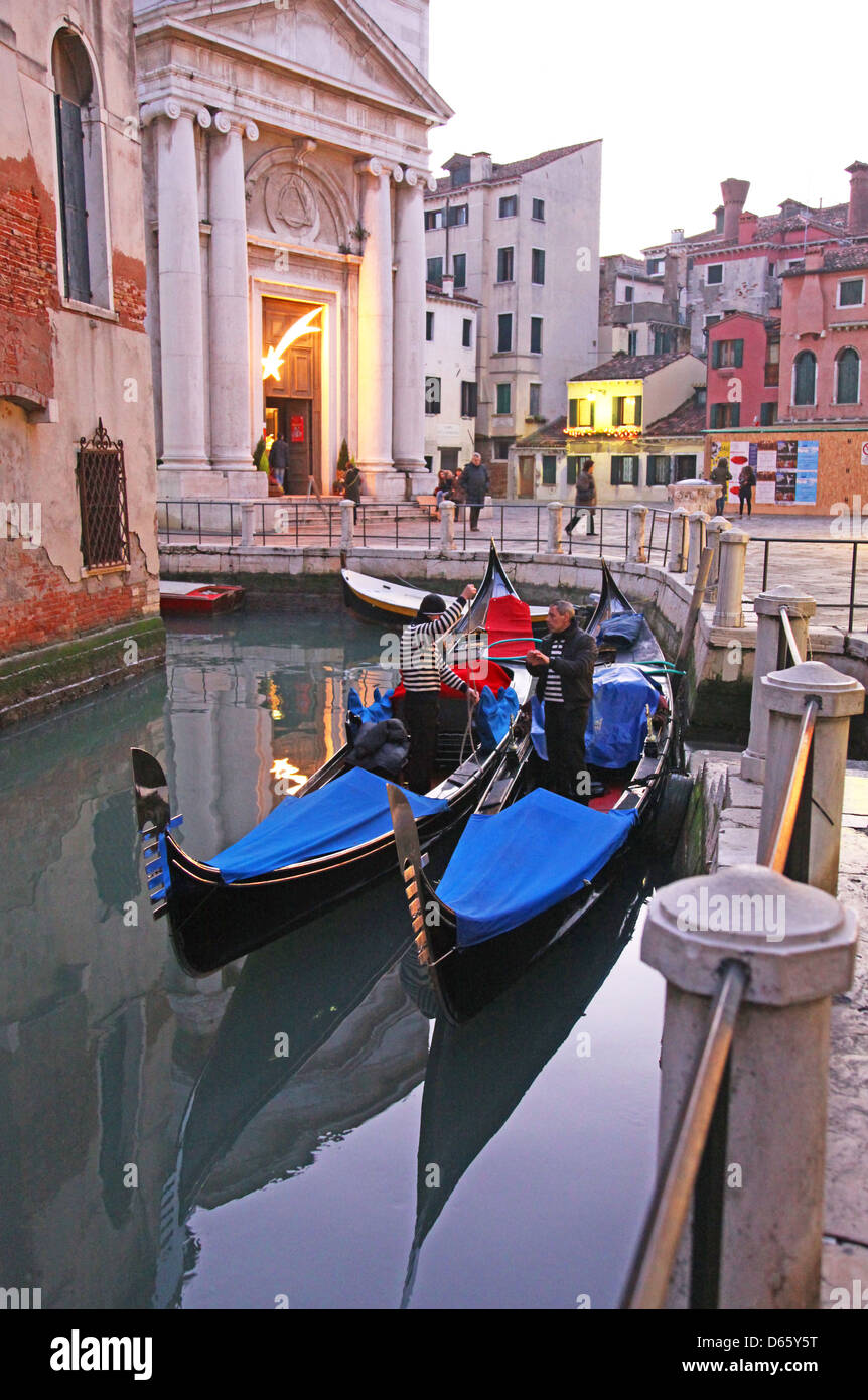 Gondolieri in ihre Gondeln auf einer Seite Canal Venedig Italien Stockfoto