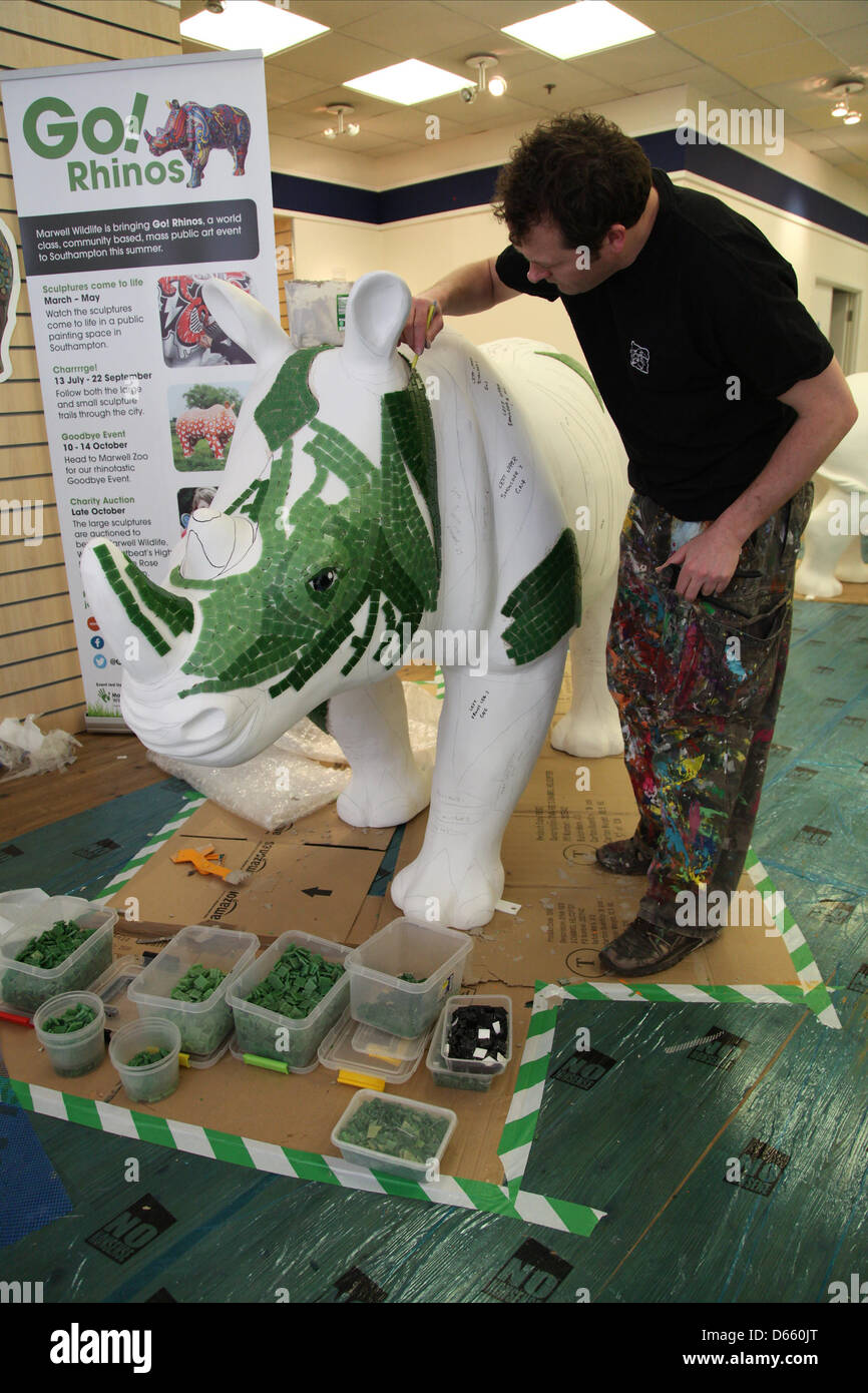 Southampton, UK. 12. April 2013 - gehen Rosie von allen über Kunst Ltd. auf seine Arbeiten! Nashörner Skulptur im Marlands Shopping Centre. Die fertigen Nashörner erscheint auf Skulptur-Trails in der ganzen Stadt diesen Sommer von Juli bis September vor dem Umzug nach Marwell Zoo im Oktober, wo sie bei einer Auktion verkauft werden. Erlös profitieren Marwell Wildlife, Wessex Herzschlag hoch 5 Appell und The Rose Road Association. Bildnachweis: Rob Arnold/Alamy Live-Nachrichten Stockfoto