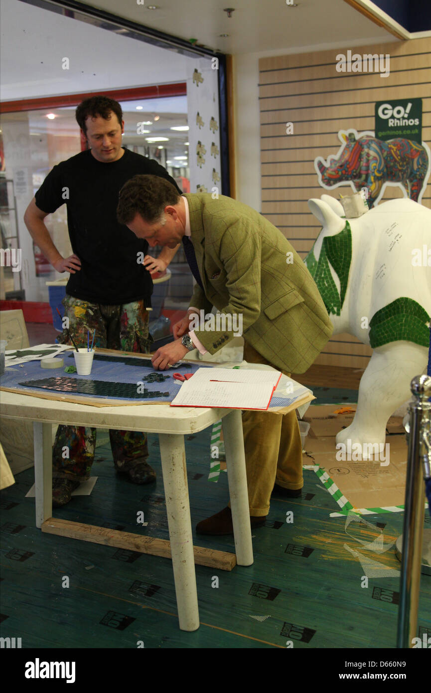 Southampton, UK. 12. April 2013 - James Cretney (rechts), Chief Executive of Marwell Wildlife kleben unten Mosaikfliesen bereit zu übertragen Will Rosie (links) Rhino Skulptur für Go! Nashörner im Marlands Shopping Centre. Die fertigen Nashörner erscheint auf Skulptur-Trails in der ganzen Stadt diesen Sommer von Juli bis September vor dem Umzug nach Marwell Zoo im Oktober, wo sie bei einer Auktion verkauft werden. Erlös profitieren Marwell Wildlife, Wessex Herzschlag hoch 5 Appell und The Rose Road Association. Bildnachweis: Rob Arnold/Alamy Live-Nachrichten Stockfoto