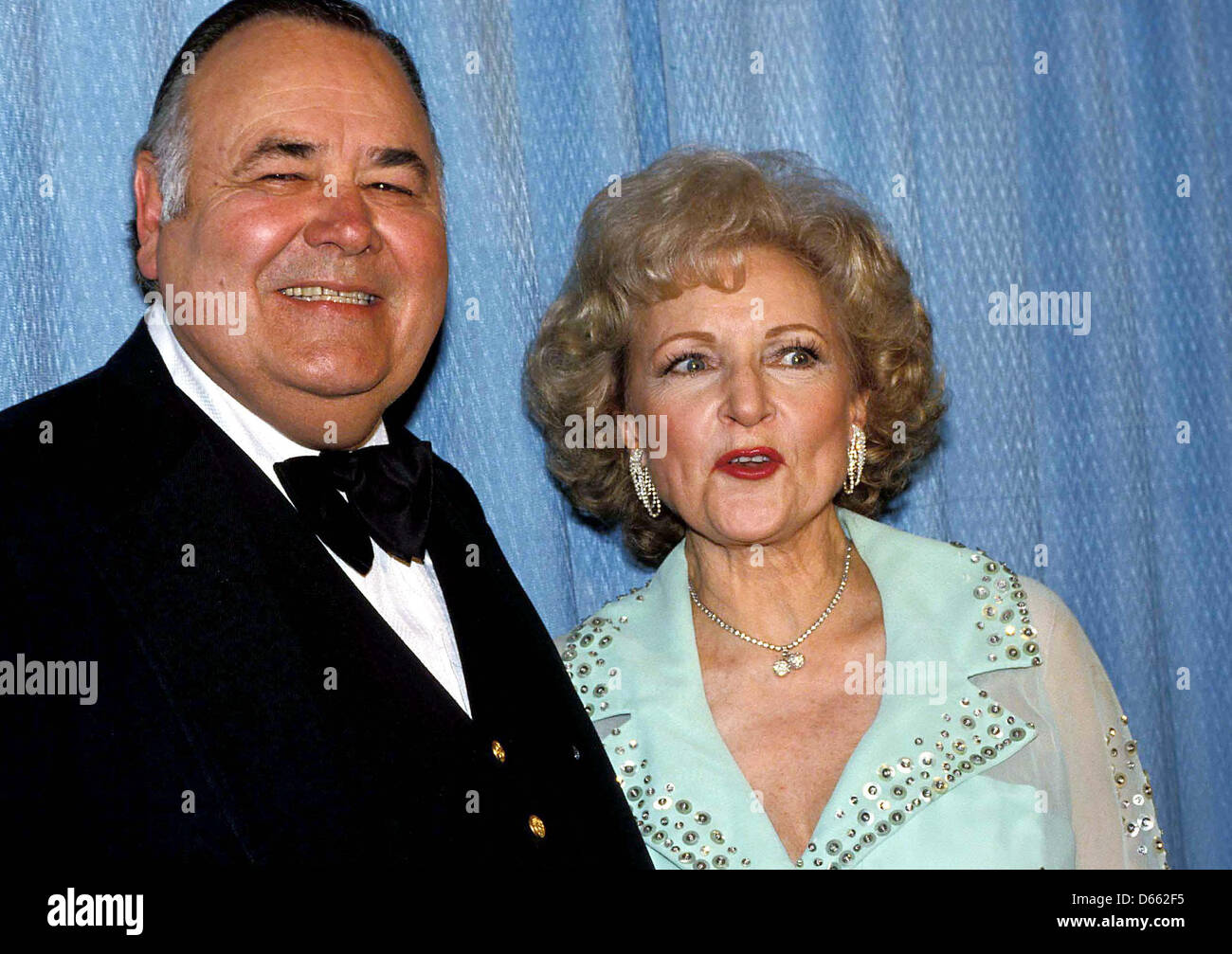 Foto - Jonathan Winters, eine einflussreiche Komiker bekannt für seine improvisierte Improvisationen ebenso wie seine für seine vielen Figuren aus TV und Kino, starb Donnerstag, 11. April 2013 in seinem Haus in Montecito, Kalifornien. Er war 87. Bild: 1. Januar 1987 - Hollywood, Kalifornien, US - JONATHAN WINTERS und BETTY WHITE in einer undatierten 1987 Publicity Foto. (Kredit-Bild: © Bob Noble/Globe Photos/ZUMAPRESS.com) Stockfoto