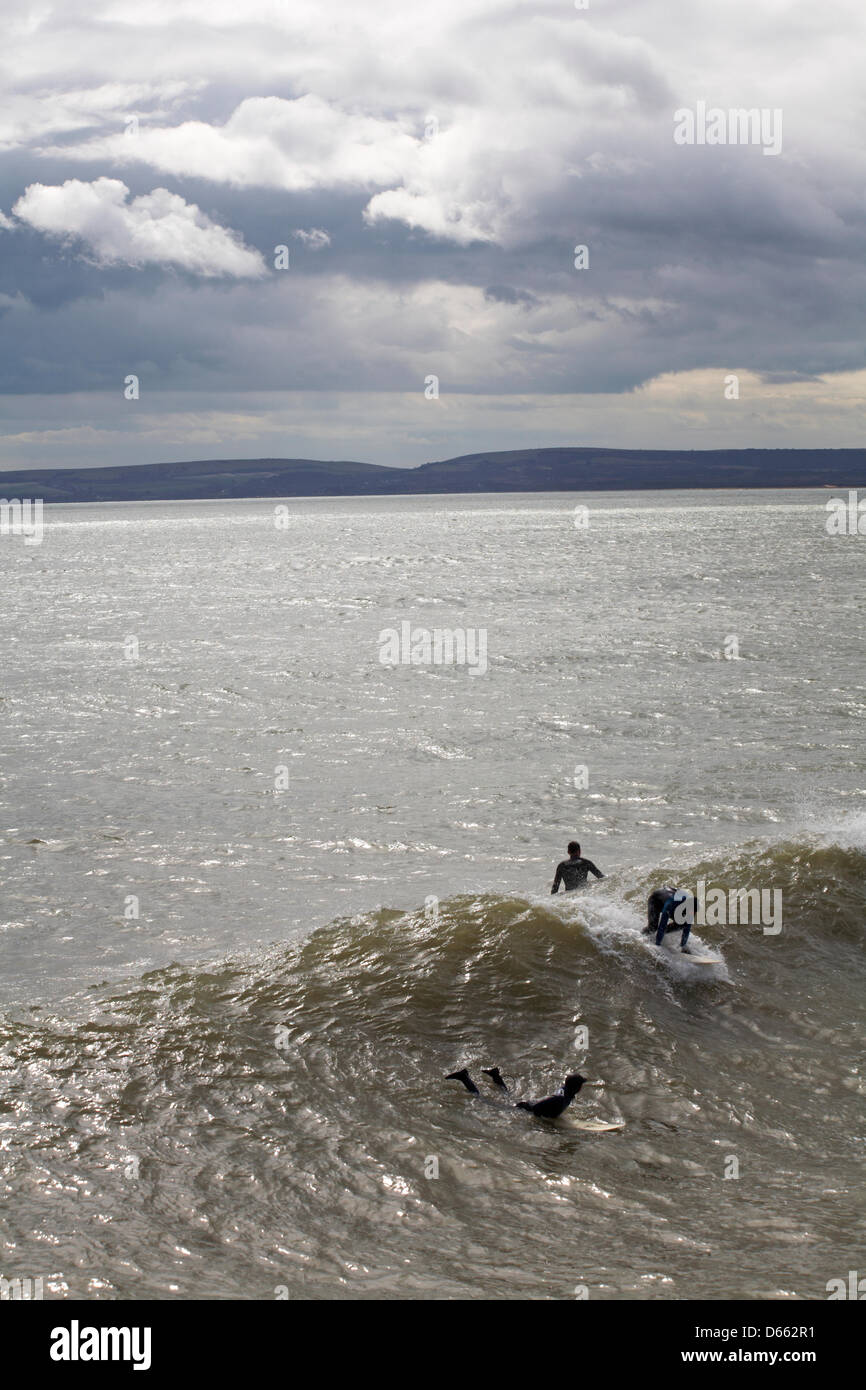 Bournemouth, UK Freitag, 12. April 2013. Surfen unter stürmischen Himmel in Bournemouth, UK Credit: Carolyn Jenkins/Alamy Live News Stockfoto