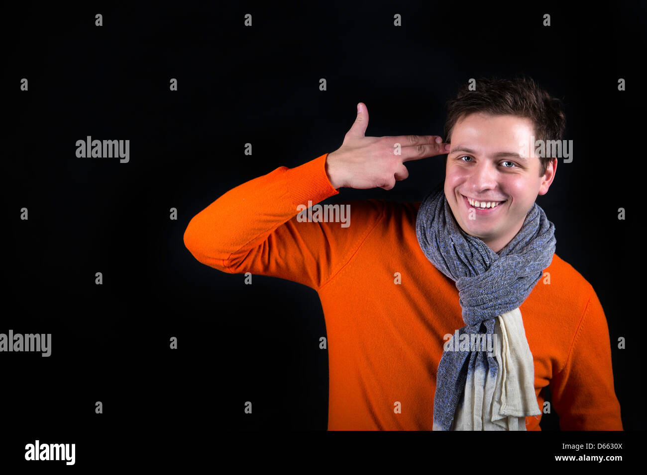 Mann auf schwarzem Hintergrund posieren und spielen Narr Stockfoto