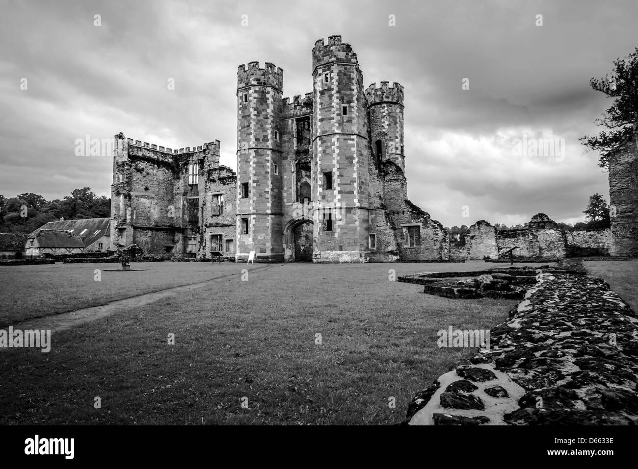 Schwarz und weiß von Cowdray Castle in Midhurst, West Sussex, Großbritannien Stockfoto